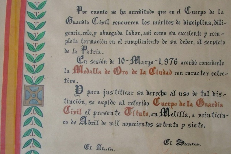 20 de abril de 1977. Entrega de la medalla de oro del ayuntamiento a la Comandancia de Melilla
