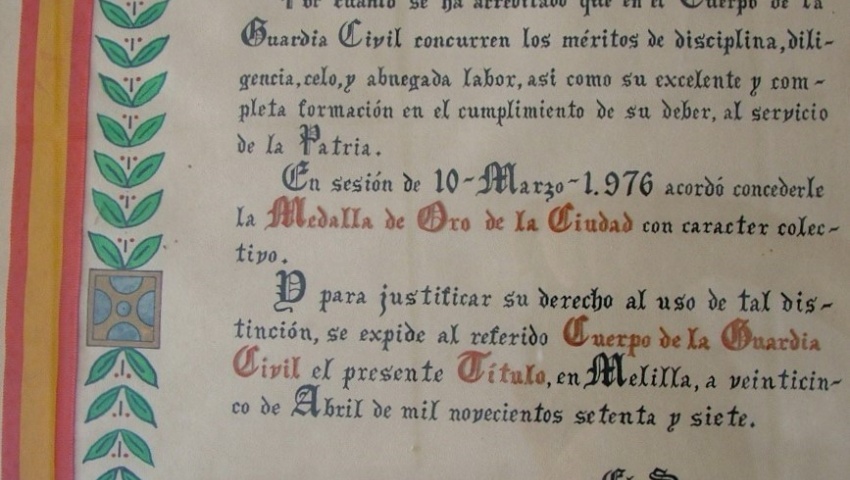 20 de abril de 1977. Entrega de la medalla de oro del ayuntamiento a la Comandancia de Melilla