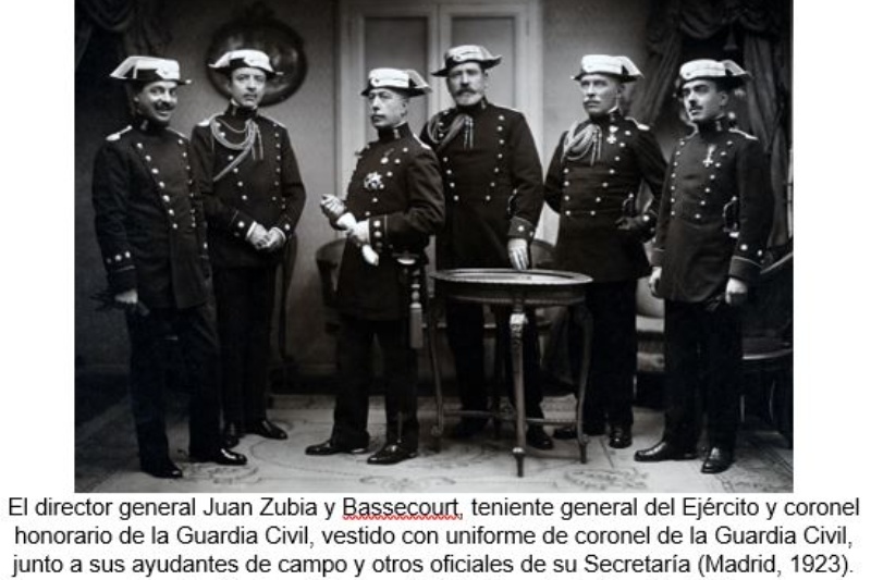 El director general Juan Zubia y Bassecourt, teniente general del Ejército y coronel honorario de la Guardia Civil, vestido con uniforme de coronel de la Guardia Civil, junto a sus ayudantes de campo y otros oficiales de su Secretaría (Madrid, 1923)