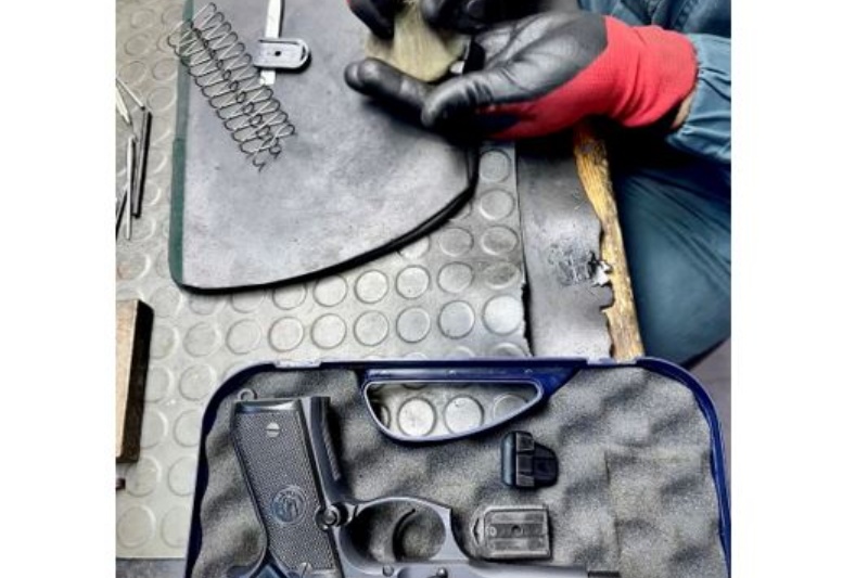 Especialista en armamento realizando una limpieza de un arma reglamentaria. Fuente: Servicio de Armamento y Equipamiento Policial. Guardia Civil.