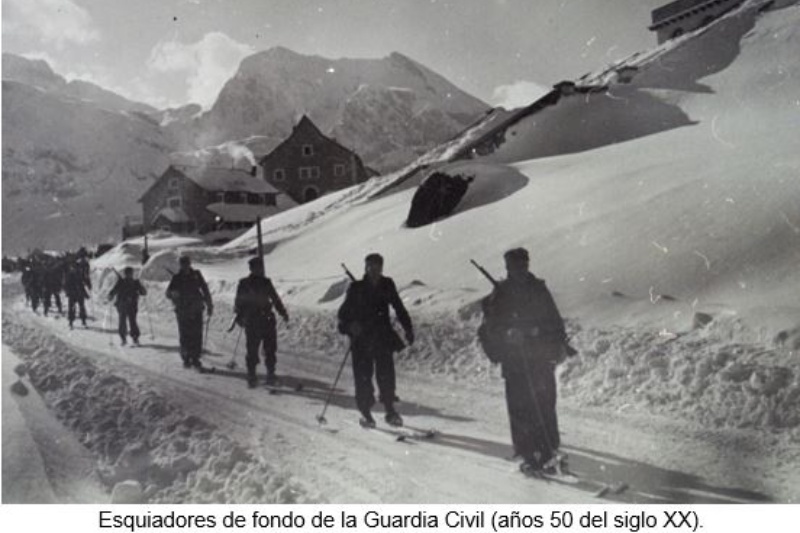 Esquiadores de fondo de la Guardia Civil (años 50 del siglo XX).  Fuente: Centro de Fotografía Histórica de la Guardia Civil.