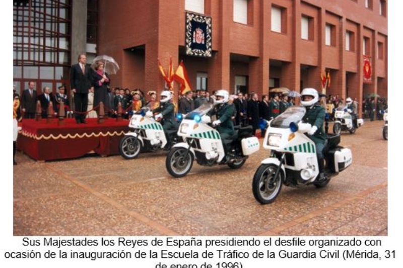 Sus Majestades los Reyes de España presidiendo el desfile organizado con ocasión de la inauguración de la Escuela de Tráfico de la Guardia Civil (Mérida, 31 de enero de 1996). Fuente: Escuela de Tráfico. Guardia Civil.