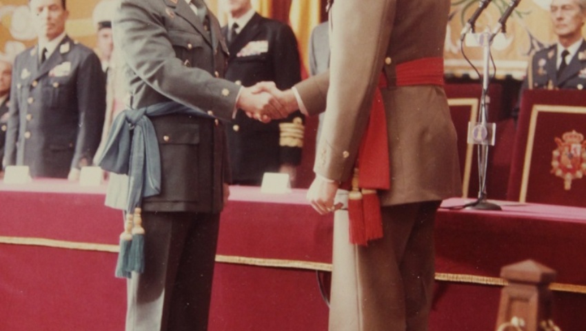 3 de marzo de 1986. Imposición de fajas a los primeros oficiales de la Guardia Civil diplomados de Estado Mayor