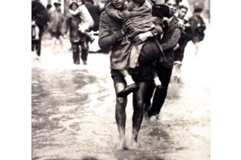 Componente de la Guardia Civil prestando auxilio durante unas inundaciones (1953). Fuente: Oficina de Relaciones Informativas y Sociales. Guardia Civil.