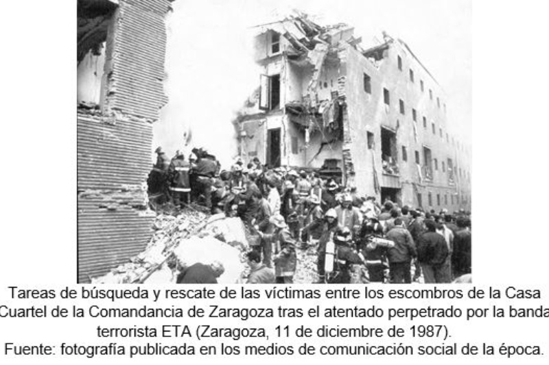 Tareas de búsqueda y rescate de las víctimas entre los escombros de la Casa Cuartel de la Comandancia de Zaragoza tras el atentado perpetrado por la banda terrorista ETA (Zaragoza, 11 de diciembre de 1987). Fuente: fotografía publicada en los medios de comunicación social de la época.