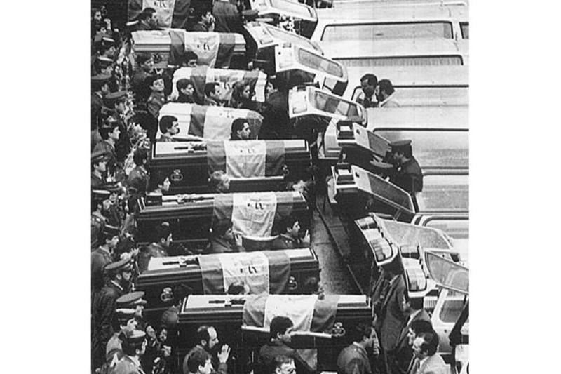 Funeral en la Catedral Basílica del Pilar por las víctimas del atentado perpetrado por la banda terrorista ETA contra la Casa Cuartel de la Comandancia de Zaragoza (Zaragoza, 12 de diciembre de 1987). Fuente: fotografía publicada en los medios de comunicación social de la época.