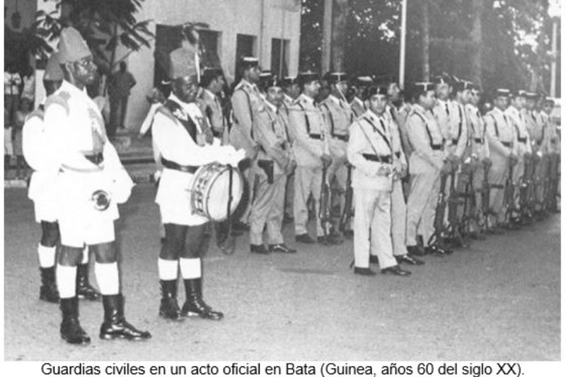 Guardias civiles en un acto oficial en Bata (Guinea, años 60 del siglo XX). Fuente: Oficina de Relaciones Informativas y Sociales. Guardia Civil