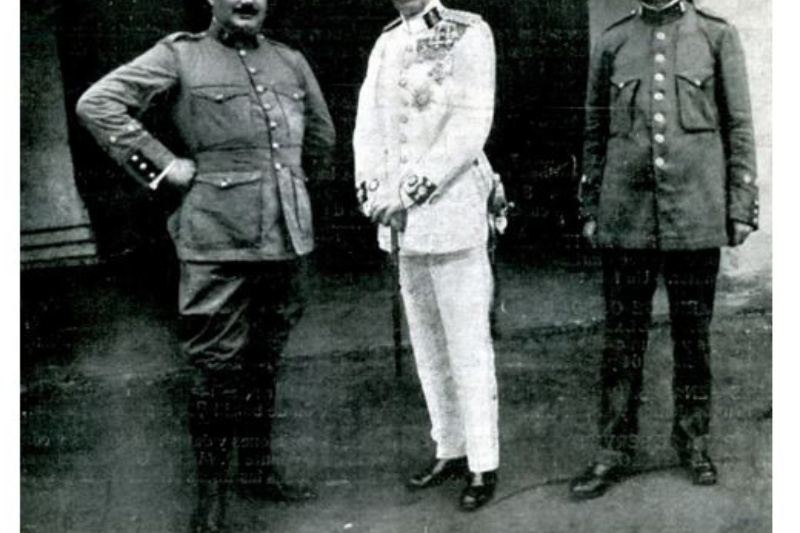 El coronel jefe de la Guardia Civil colonial, en el centro, con dos capitanes del Cuerpo (Guinea, 1919). Fuente: Centro de Fotografía Histórica de la Guardia Civil.