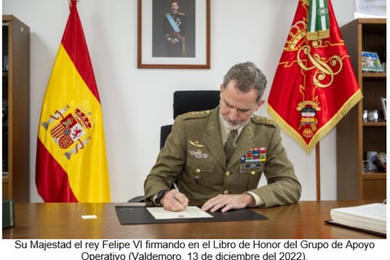Su Majestad el rey Felipe VI firmando en el Libro de Honor del Grupo de Apoyo Operativo (Valdemoro, 13 de diciembre del 2022). Fuente: Jefatura de Información. Guardia Civil.