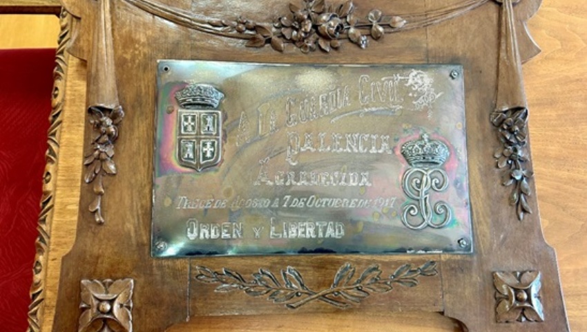 29 de diciembre de 1917. Entrega una placa de plata a la Comandancia de Palencia por servicios realizados