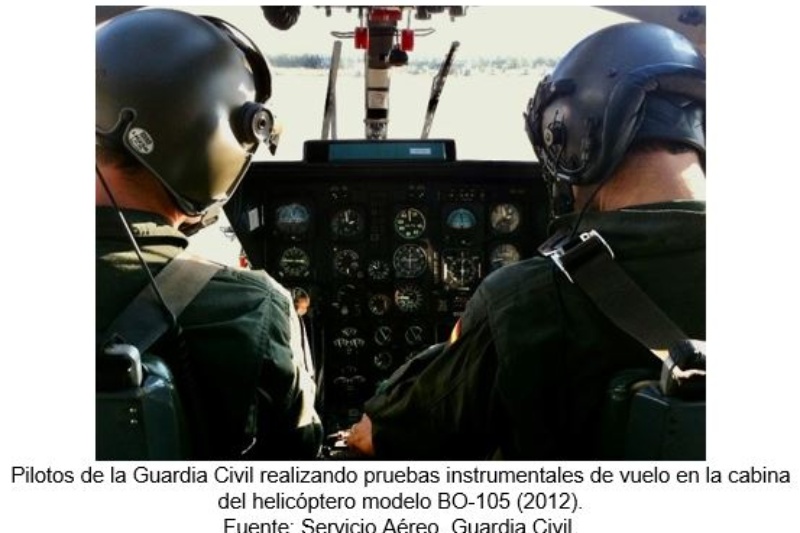 Pilotos de la Guardia Civil realizando pruebas instrumentales de vuelo en la cabina del helicóptero modelo BO-105 (2012). Fuente: Servicio Aéreo. Guardia Civil