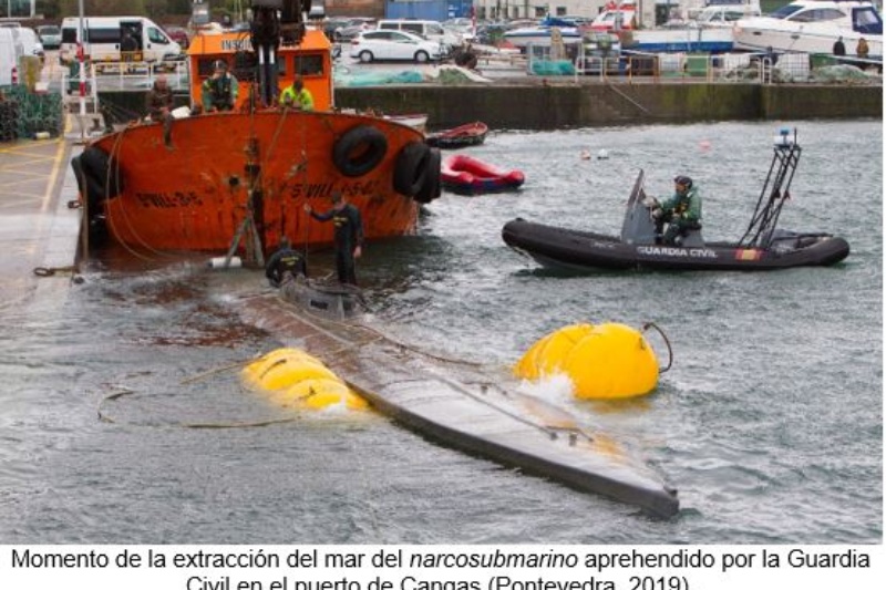 Momento de la extracción del mar del narcosubmarino aprehendido por la Guardia Civil en el puerto de Cangas (Pontevedra, 2019). Fuente: Comandancia de Pontevedra. Guardia Civil.