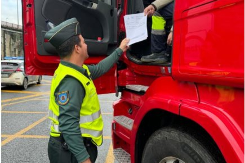Imágenes de un guardia civil de Fiscal y Fronteras prestando servicio en Rentería (Guipúzcoa, 2024). Fuente: Jefatura Fiscal y de Fronteras. Guardia Civil.