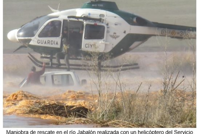 Maniobra de rescate en el río Jabalón realizada con un helicóptero del Servicio Aéreo de la Guardia Civil, modelo EC-135, a un conductor atrapado en el interior de su vehículo (Ciudad Real, 2010). Fuente: Servicio Aéreo. Guardia Civil.