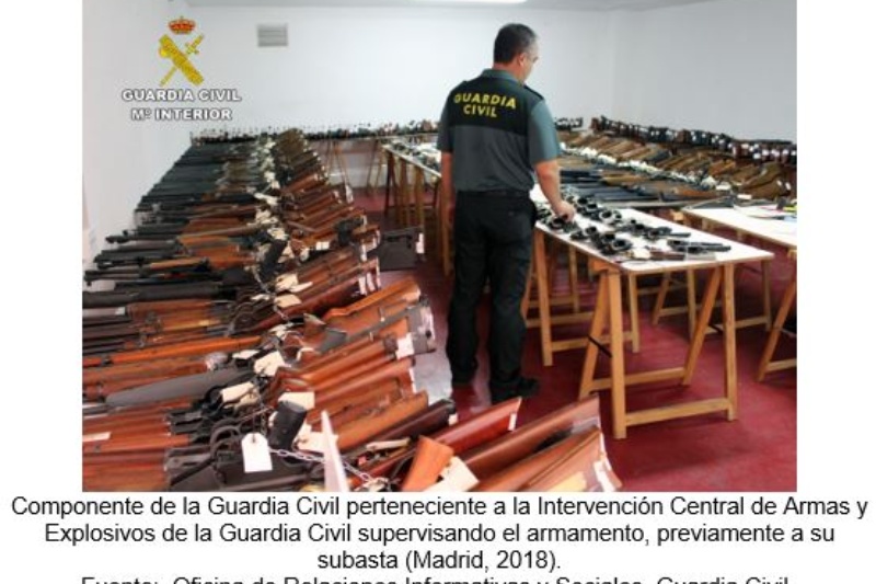 Componente de la Guardia Civil perteneciente a la Intervención Central de Armas y Explosivos de la Guardia Civil supervisando el armamento, previamente a su subasta (Madrid, 2018). Fuente:  Oficina de Relaciones Informativas y Sociales. Guardia Civil.