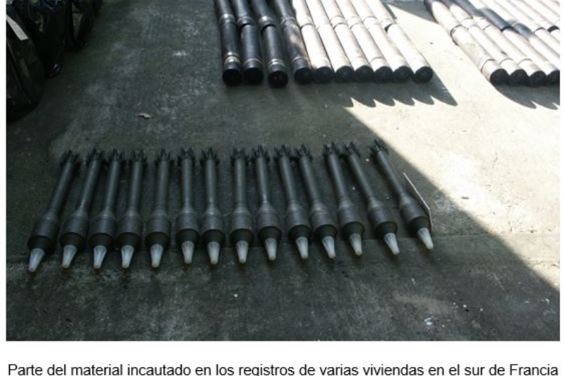 Parte del material incautado en los registros de varias viviendas en el sur de Francia durante la operación Santuario, llevada a cabo entre la Guardia Civil y la Policía Nacional francesa (Francia, 2004). Fuente: Jefatura de Información. Guardia Civil.