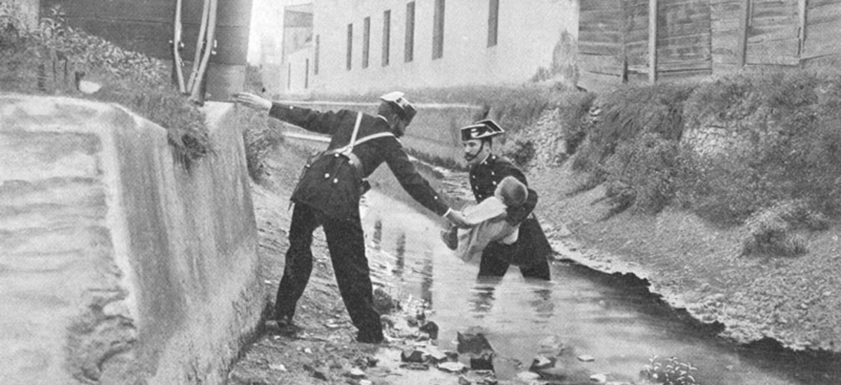 Guardias civiles realizando un servicio humanitario