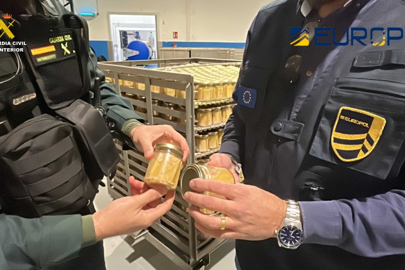 La Guardia Civil incauta en una empresa riojana 120.000 botes de conserva de atún y 45.000 litros de aceite