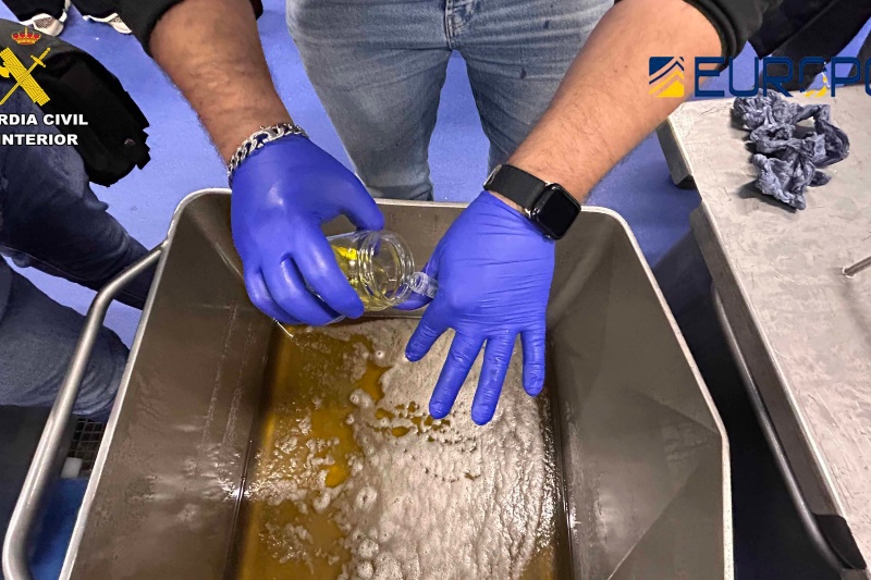 La Guardia Civil incauta en una empresa riojana 120.000 botes de conserva de atún y 45.000 litros de aceite