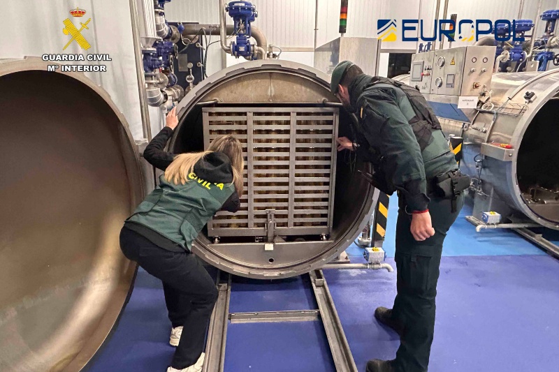 La Guardia Civil incauta en una empresa riojana 120.000 botes de conserva de atún y 45.000 litros de aceite