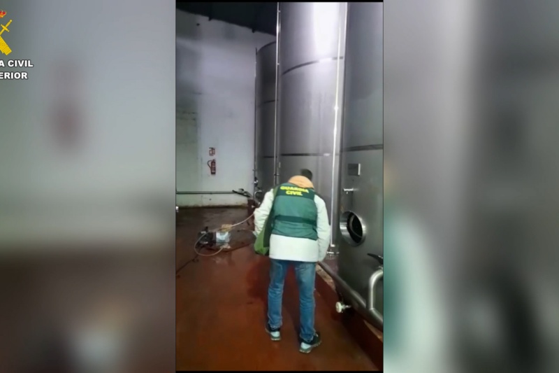 La Guardia Civil detiene en Sevilla a dos personas que estafaron a 18 agricultores en la compra de su aceituna