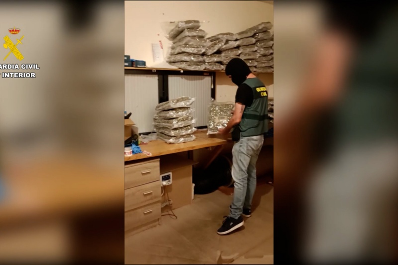 La Guardia Civil detiene a 40 personas en Sevilla por enviar droga a través de servicios de mensajería