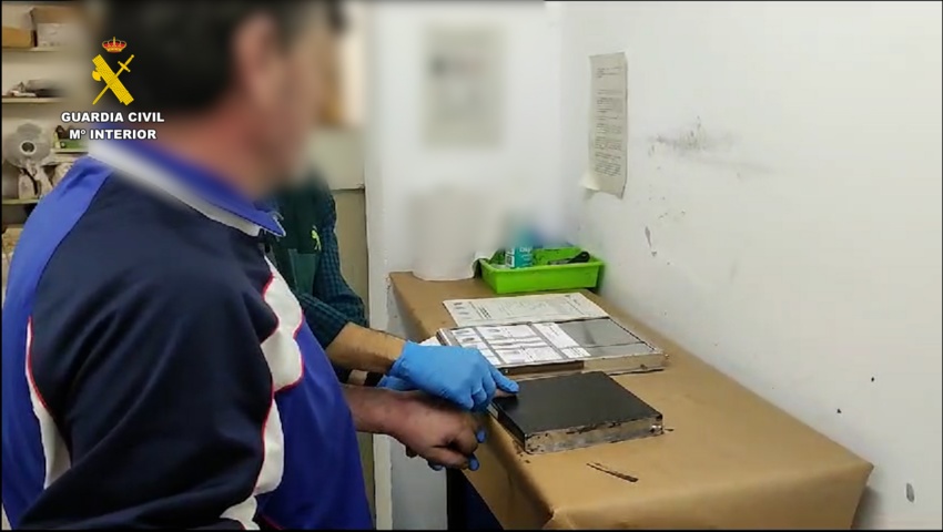 La Guardia Civil detiene en Madrid a un hombre que agredió sexualmente y retuvo a su pareja con bridas en un zulo