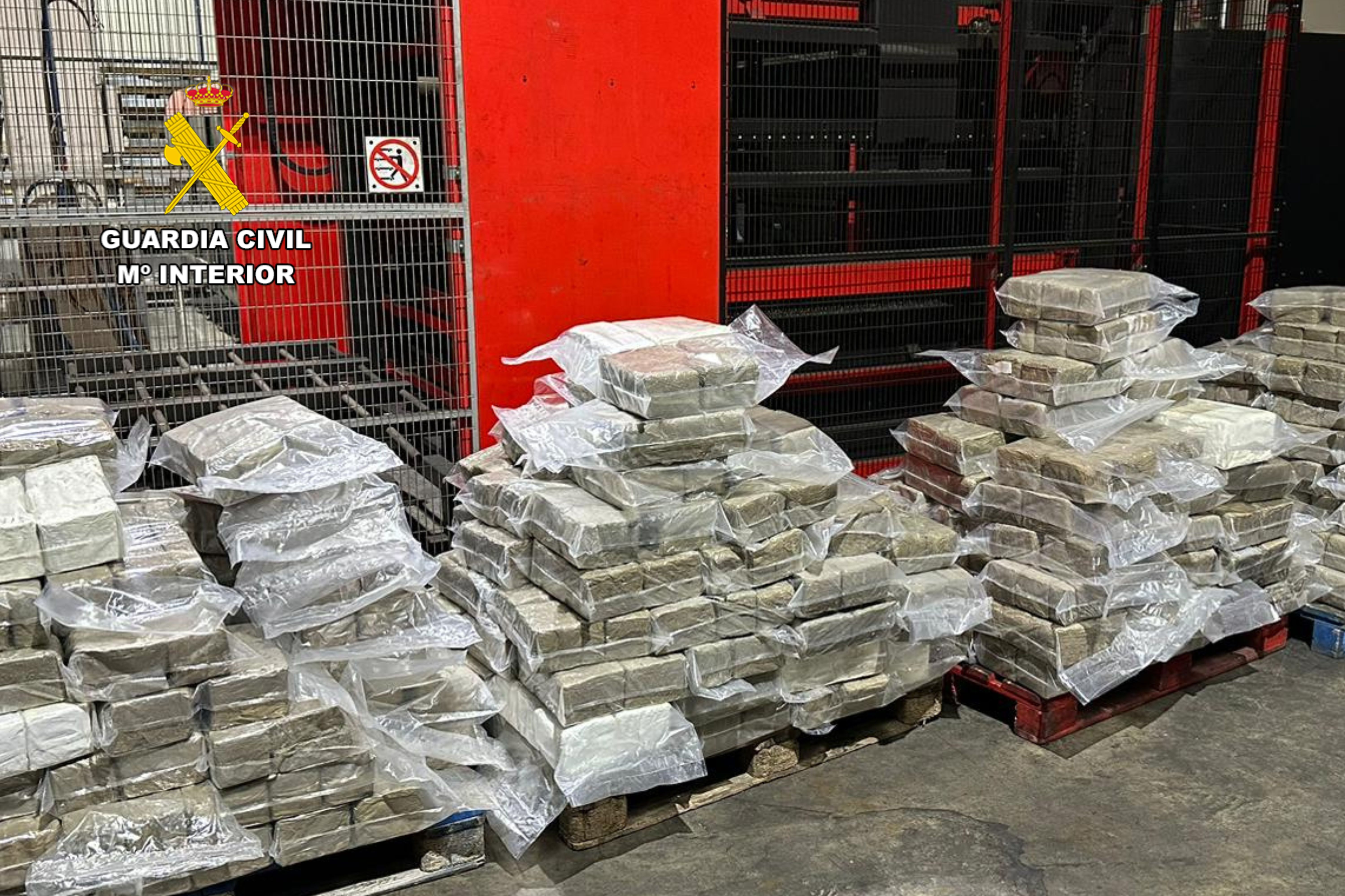 La Guardia Civil incauta casi 1.200 kilos de hachís ocultos en el sistema de refrigeración de un camión que transportaba fruta a Italia