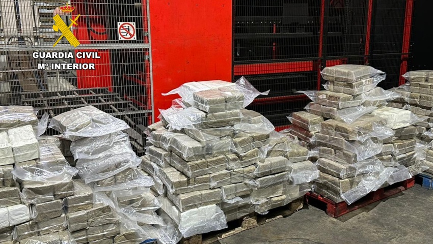La Guardia Civil incauta casi 1.200 kilos de hachís ocultos en el sistema de refrigeración de un camión que transportaba fruta a Italia