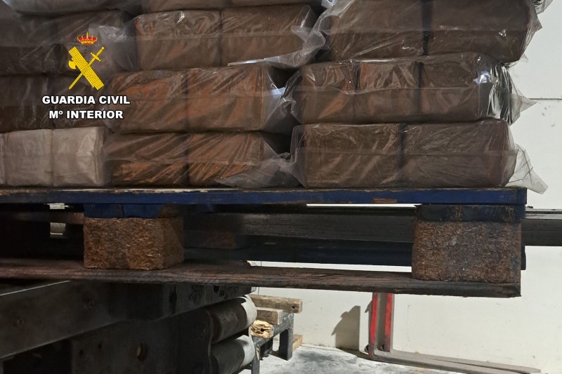 La Guardia Civil incauta casi 1.200 kilos de hachís ocultos en el sistema de refrigeración de un camión que transportaba fruta a Italia