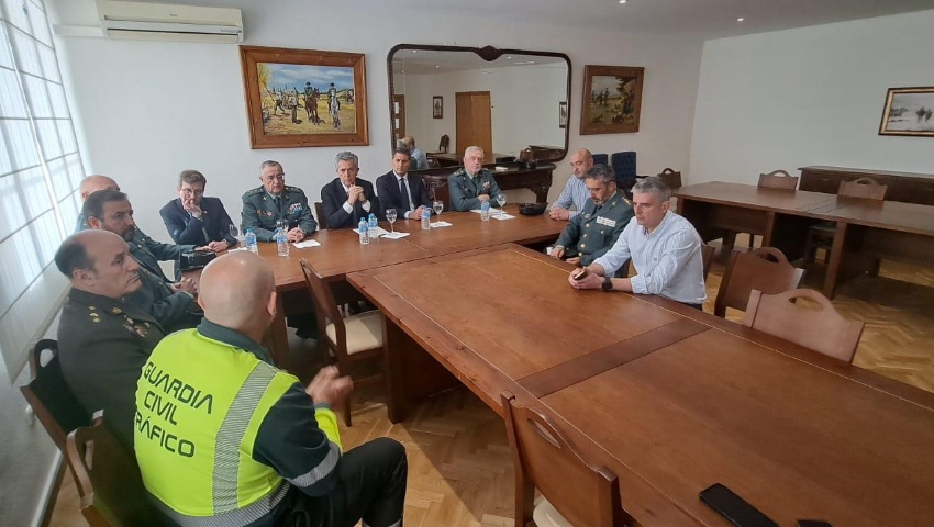 El director general se reúne en Sevilla con los mandos de la Guardia Civil y con los compañeros de los agentes fallecidos
