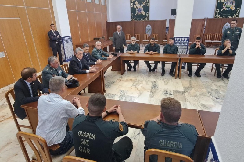 El director general se reúne en Sevilla con los mandos de la Guardia Civil y con los compañeros de los agentes fallecidos