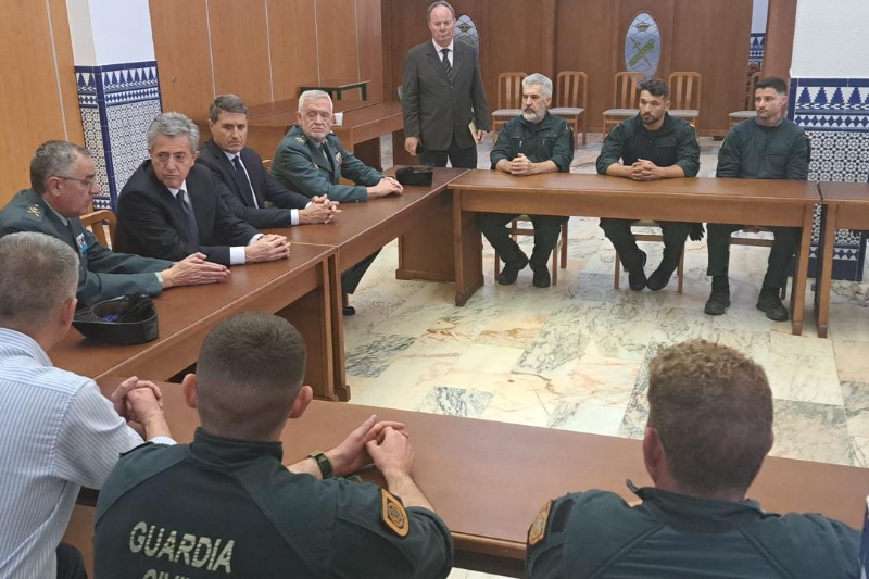 El director general se reúne en Sevilla con los mandos de la Guardia Civil y con los compañeros de los agentes fallecidos