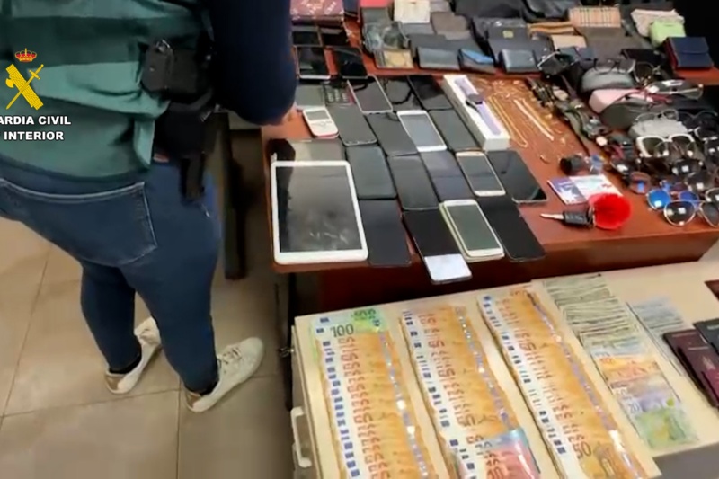 La Guardia Civil detiene a cinco personas especializadas hurtos y estafas a personas mayores en Valencia