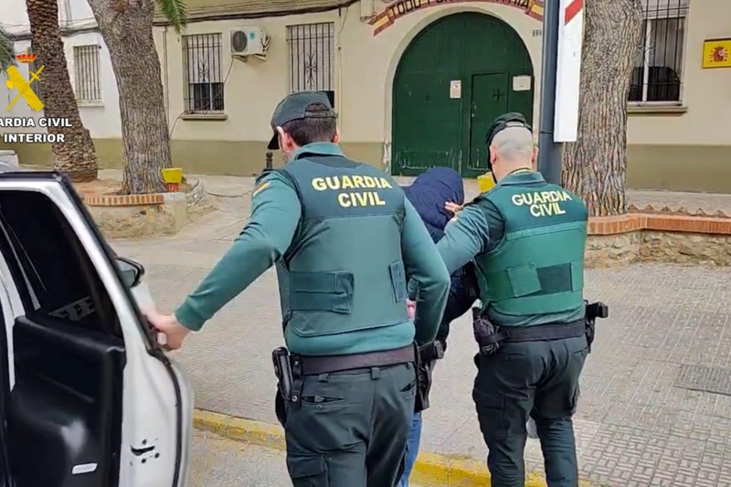 La Guardia Civil detiene a cinco personas especializadas hurtos y estafas a personas mayores en Valencia