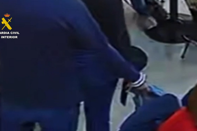 La Guardia Civil detiene a cinco personas especializadas hurtos y estafas a personas mayores en Valencia