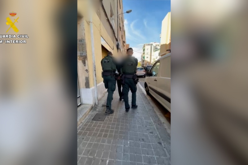 Detenida una persona por su relación con la organización terrorista DAESH, que mantenía conexiones con terroristas de países extranjeros