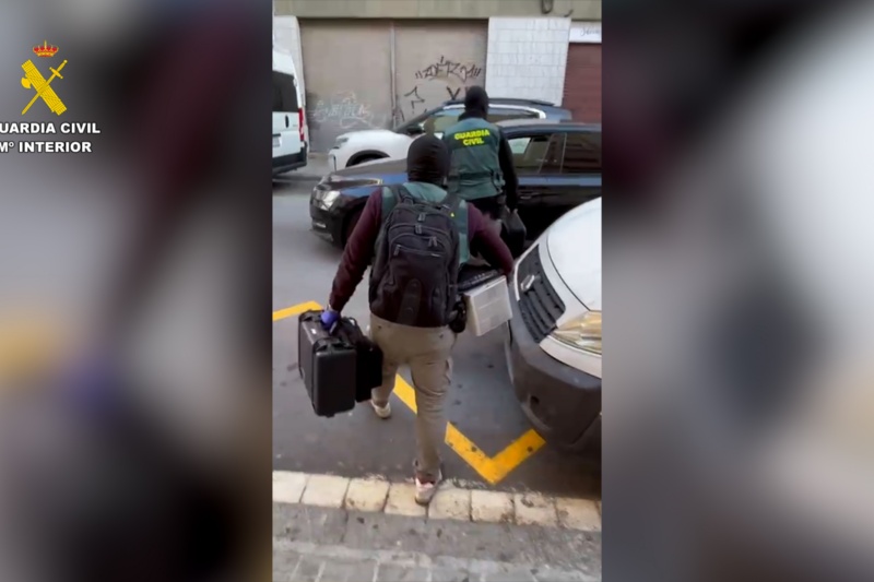 Detenida una persona por su relación con la organización terrorista DAESH, que mantenía conexiones con terroristas de países extranjeros
