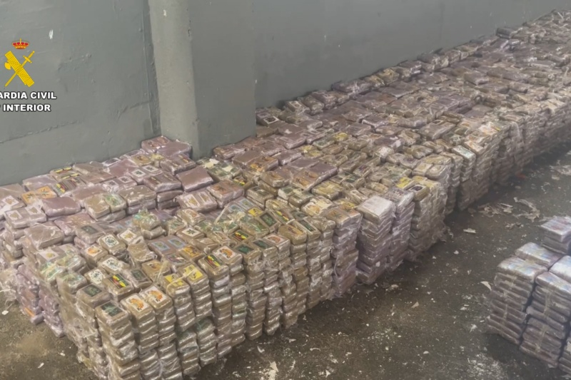 Intervenidas más de cuatro toneladas de hachís en dobles fondos de dos caminos en Motril