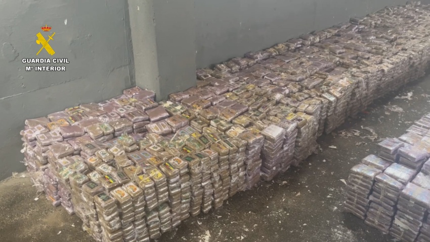 Intervenidas más de cuatro toneladas de hachís en dobles fondos de dos camiones en Motril
