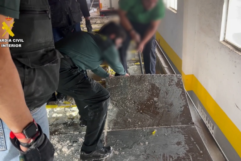 Intervenidas más de cuatro toneladas de hachís en dobles fondos de dos caminos en Motril