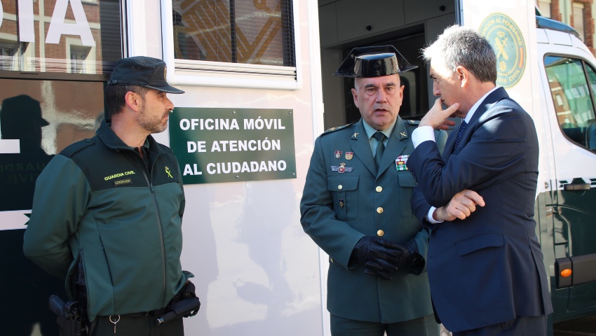 El director general de la Guardia Civil presenta en León las nuevas oficinas móviles de atención al ciudadano