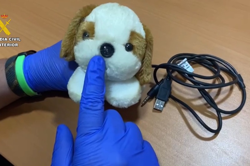 Detenido por grabar imágenes íntimas de su hijastra con cámaras ocultas en un peluche, una bombilla y un enchufe durante dos años