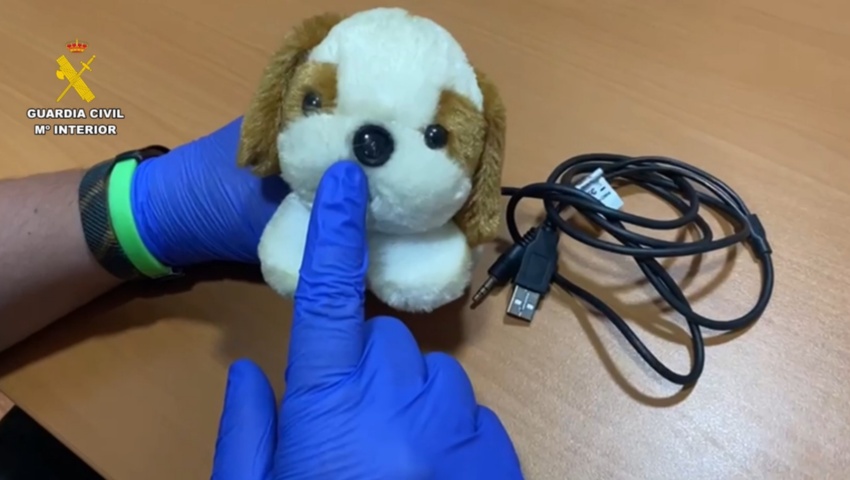 Detenido por grabar imágenes íntimas de su hijastra con cámaras ocultas en un peluche, una bombilla y un enchufe durante dos años