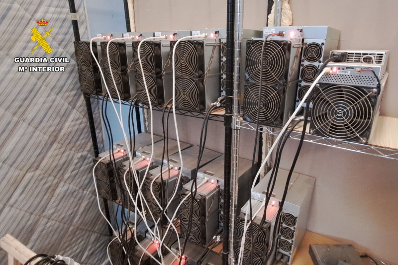 Detenidas tres personas por defraudación de fluido eléctrico en naves industriales en las que mantenían activas “granjas” para el minado de criptomonedas