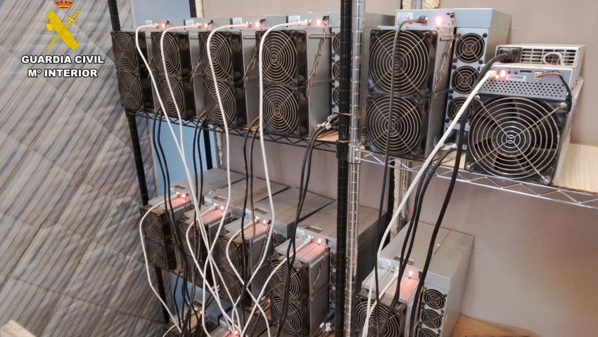 Detenidas tres personas por defraudación de fluido eléctrico en naves industriales en las que mantenían activas “granjas” para el minado de criptomone...