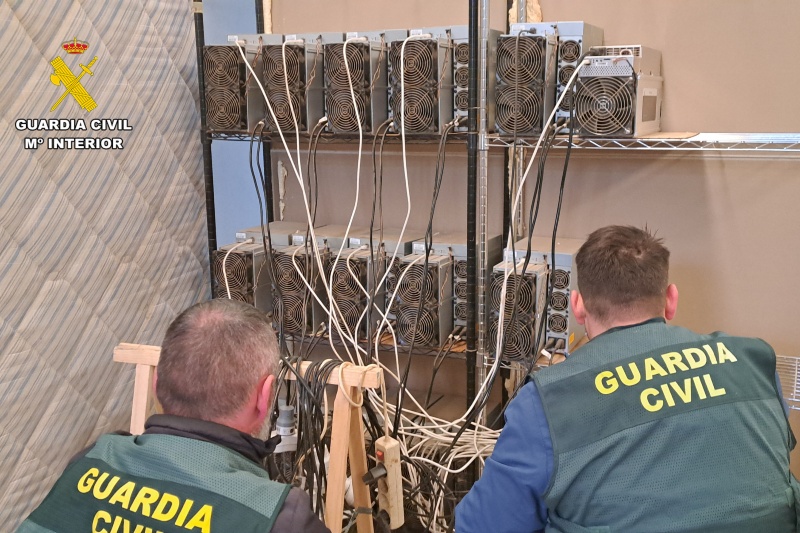 Detenidas tres personas por defraudación de fluido eléctrico en naves industriales en las que mantenían activas “granjas” para el minado de criptomonedas