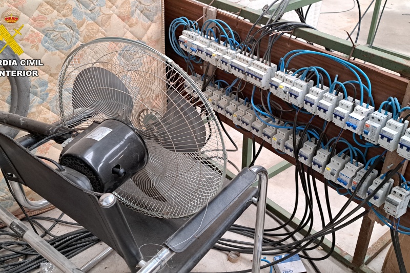 Detenidas tres personas por defraudación de fluido eléctrico en naves industriales en las que mantenían activas “granjas” para el minado de criptomonedas
