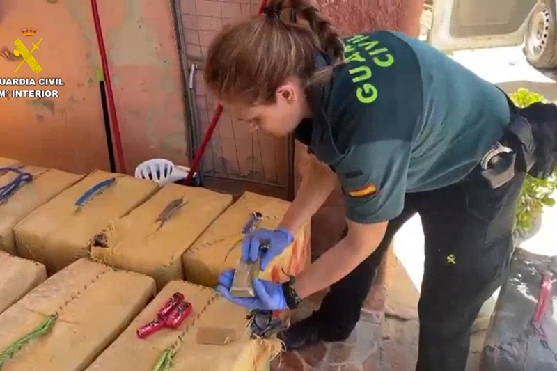 Incautados 4.000 kilos de hachís camuflados en envoltorios de chocolatinas en Sevilla