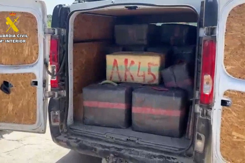 Incautados 4.000 kilos de hachís camuflados en envoltorios de chocolatinas en Sevilla